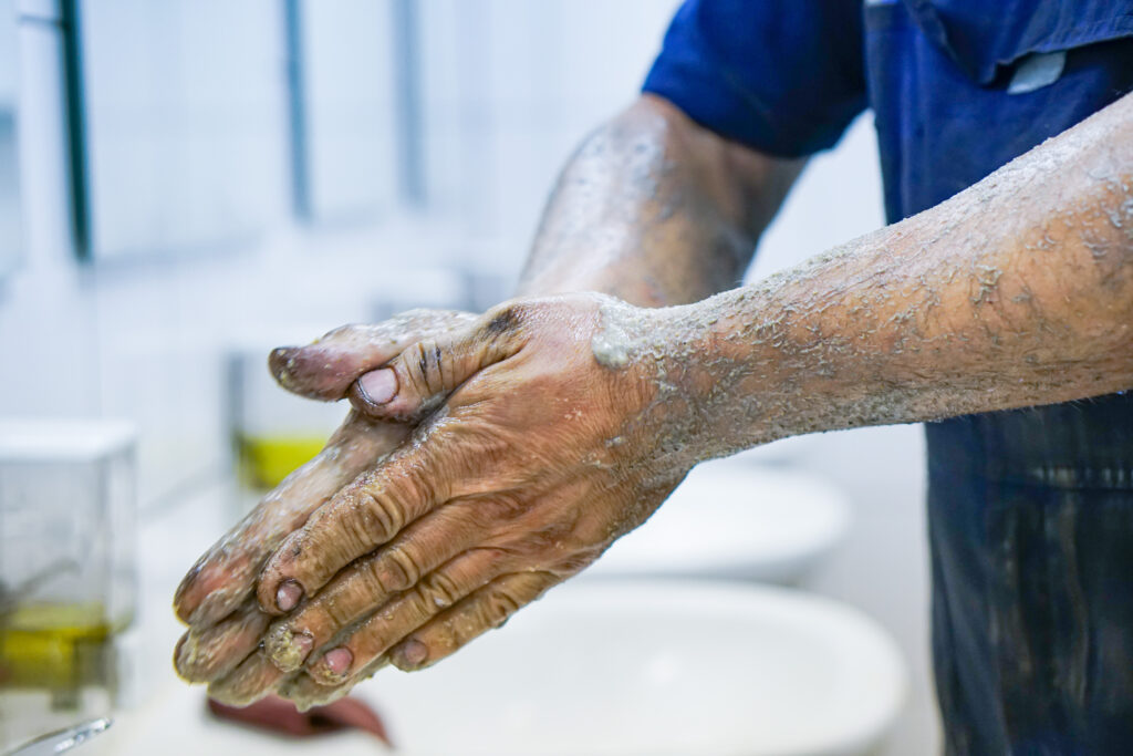 Follow DU'ITs steps to cleaning car grease off your hands